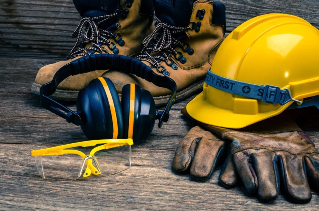 Capacete, botas, luvas, óculos e protetores auriculares de segurança